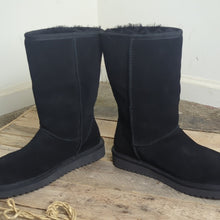 Load image into Gallery viewer, UGG Koolaburra  Slip On Suede Leather Sheepskin Boots Wool/Poly Sherpa Size 6
