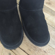 Load image into Gallery viewer, UGG Koolaburra  Slip On Suede Leather Sheepskin Boots Wool/Poly Sherpa Size 6
